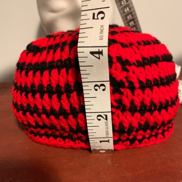 Crown in Red & Black - Picture 5 of 9